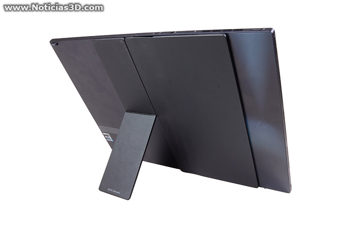 ASUS Zenbook 17 Fold OLED UX9702 Foto del equipo desplegado, cara exterior