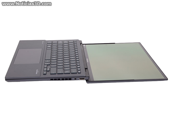 ASUS Zenbook Duo 2024 UX8406 detalle de la webcam Foto del portátil abierto, vista diagonal